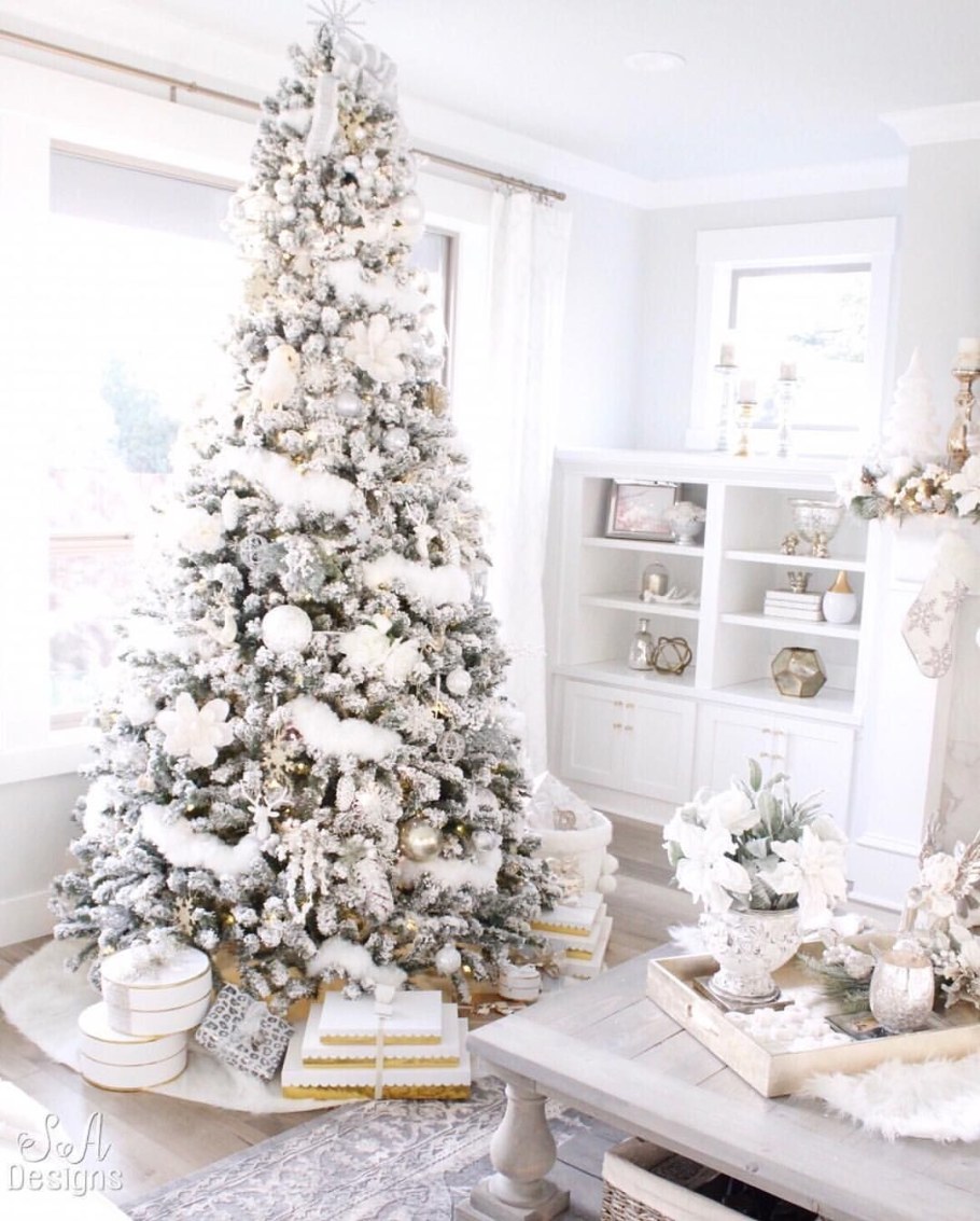 Заснеженная елка украшенная