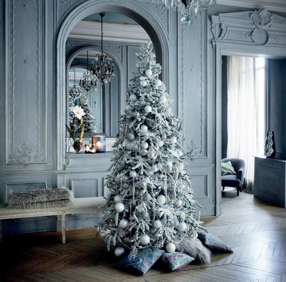 Заснеженная елка украшенная