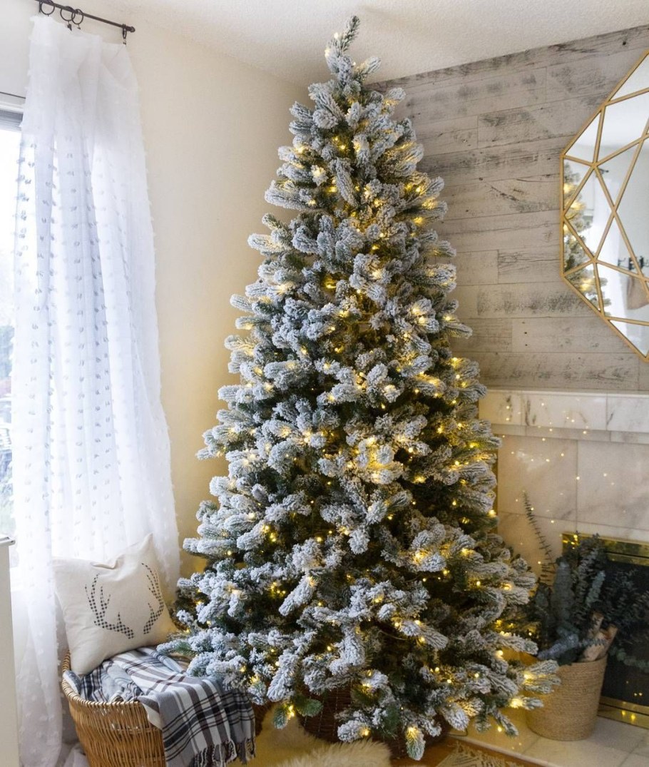 Искусственная елка украшенная