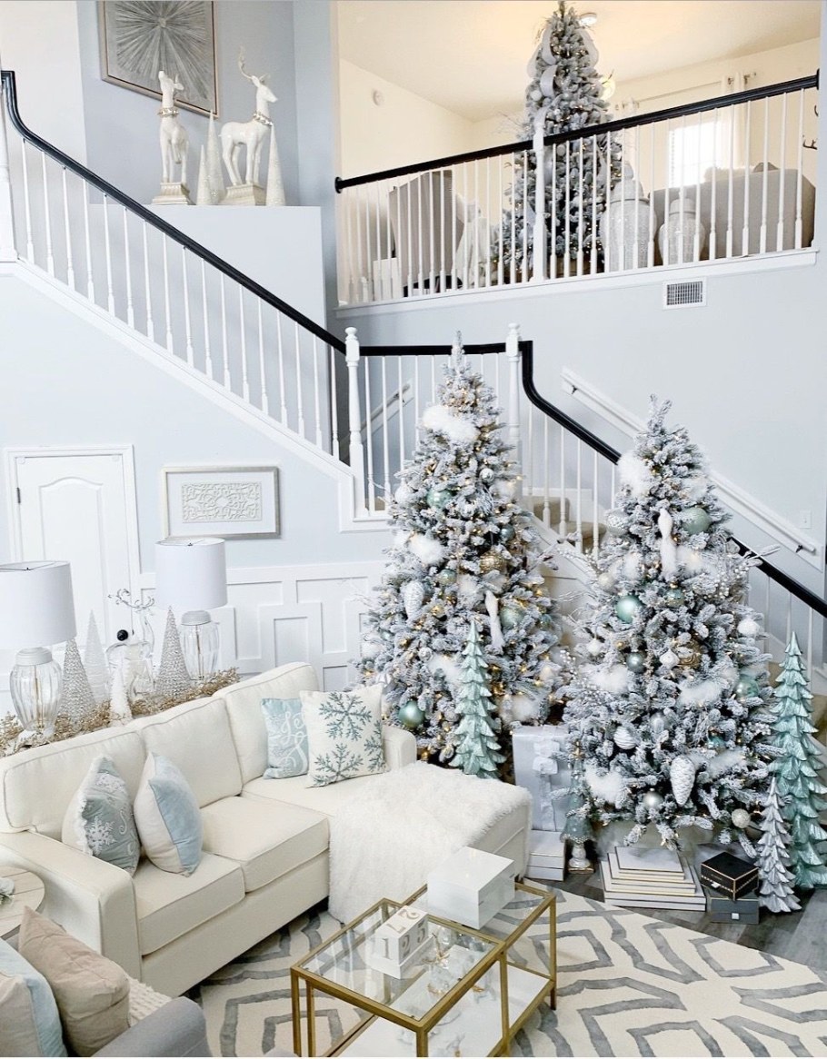 Елка заснеженная в интерьере гостиной