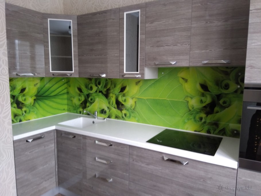 Зеленый фартук на серой кухне