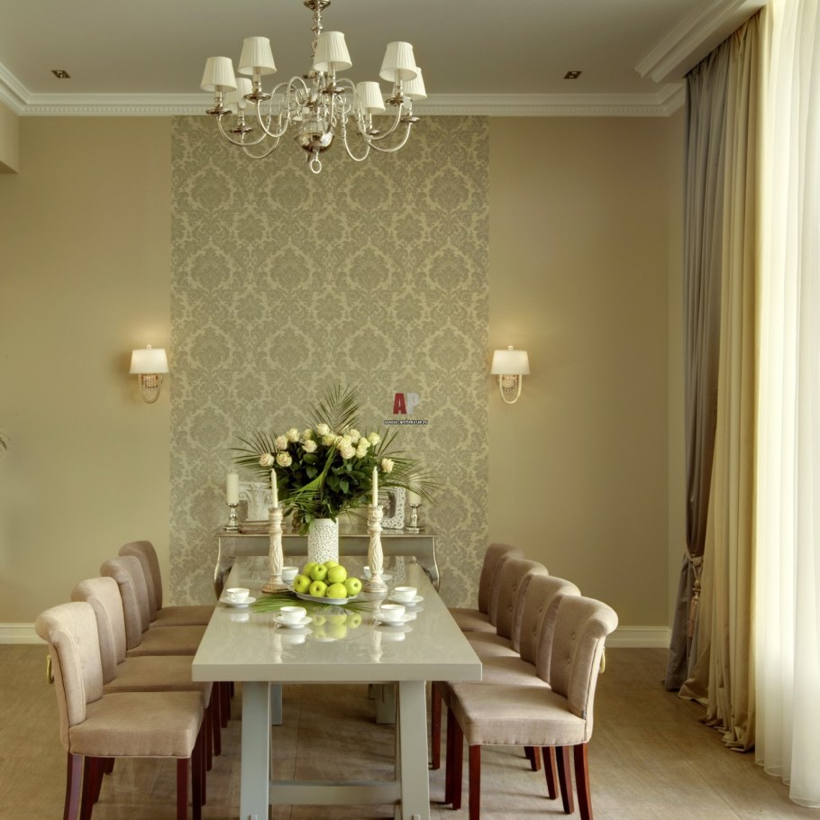 Интерьер кухни с комбинированными обоями