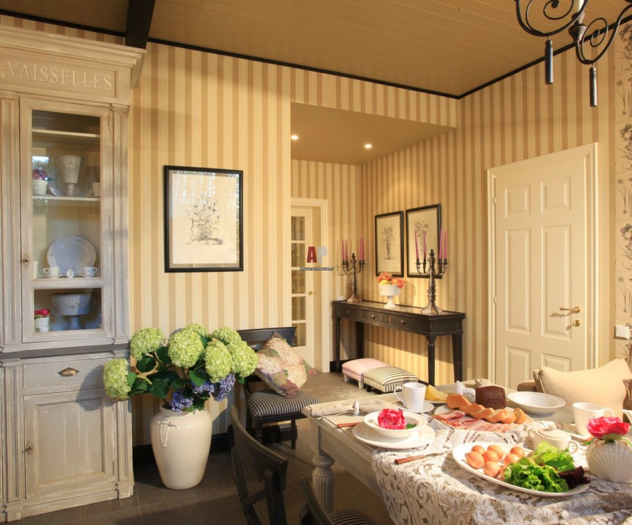 Обои в интерьере кухни