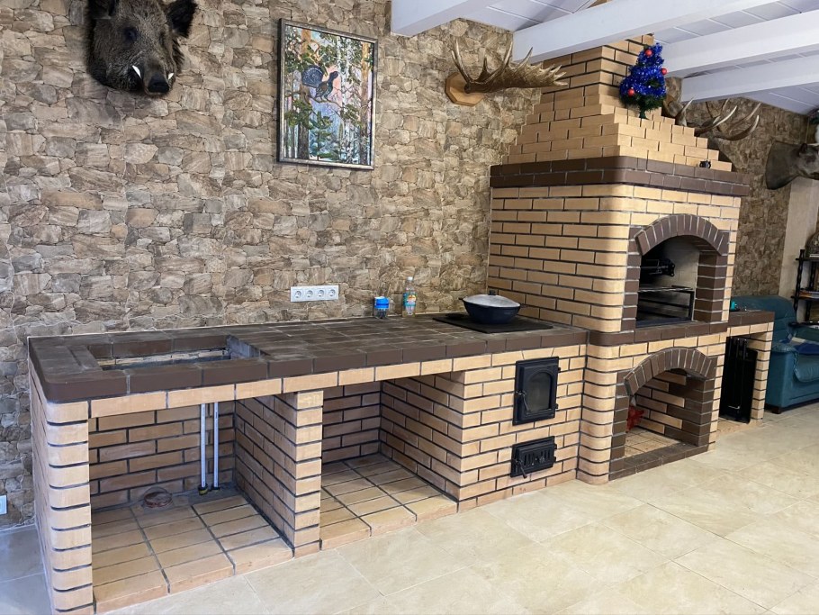 Зона барбекю с казаном и мангалом