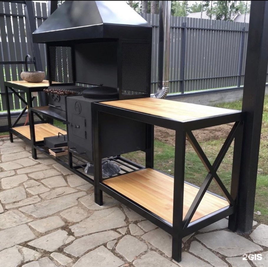 Мангальная зона в стиле лофт из металла с крышей