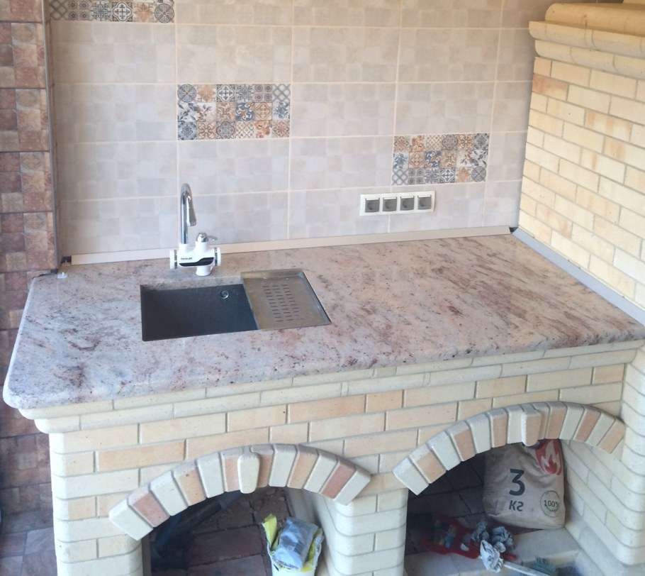 Гранитная столешница для барбекю