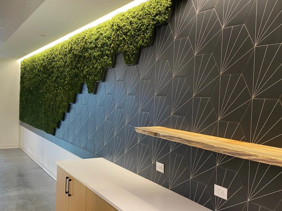 Панно из реек и мха