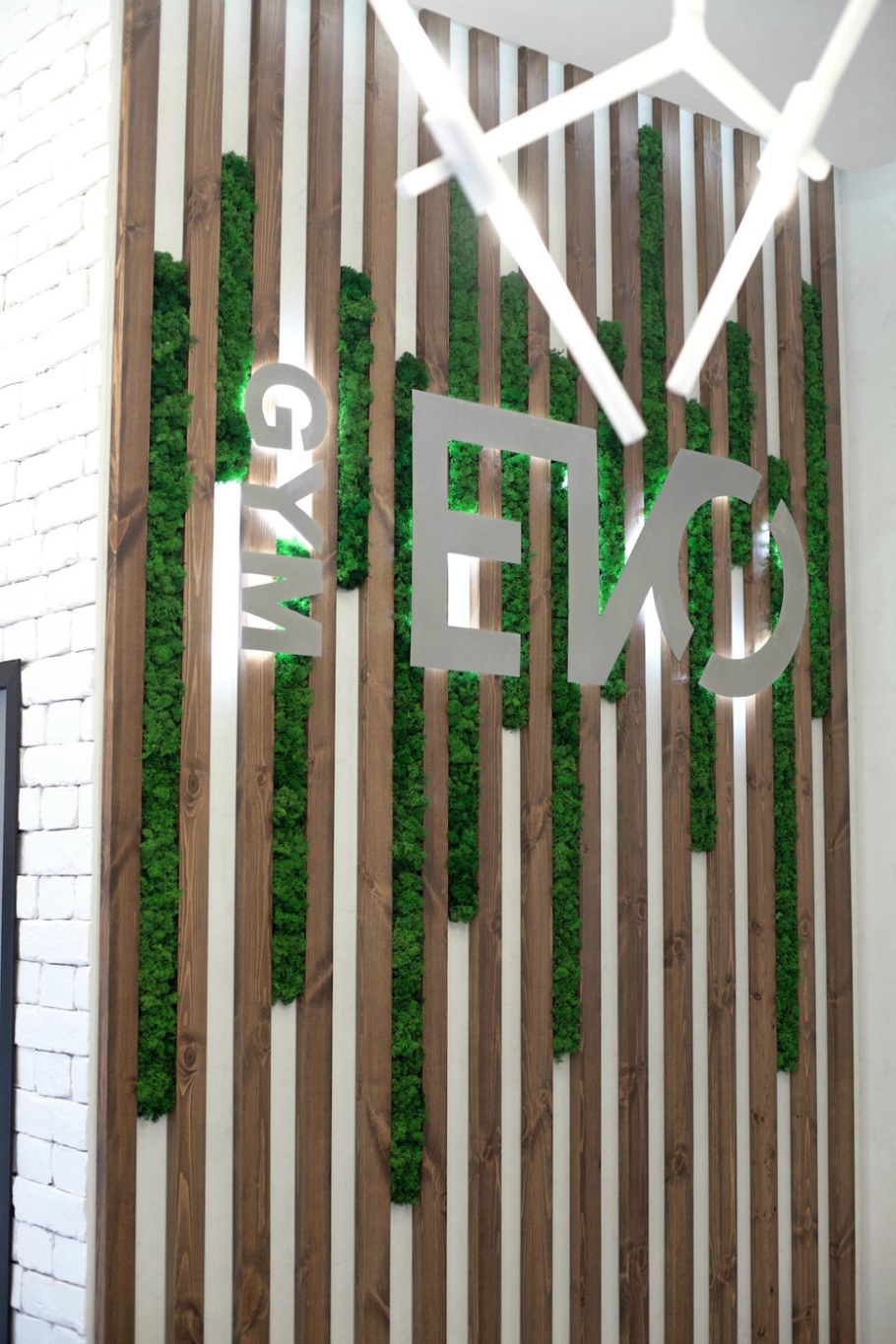 Деревянные планки с мхом