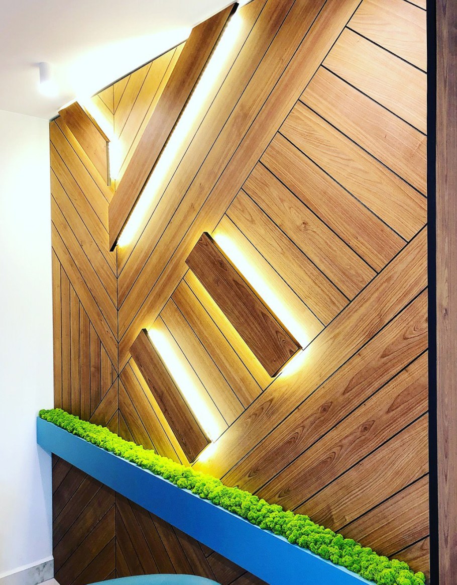 Декор стен мхом и рейками