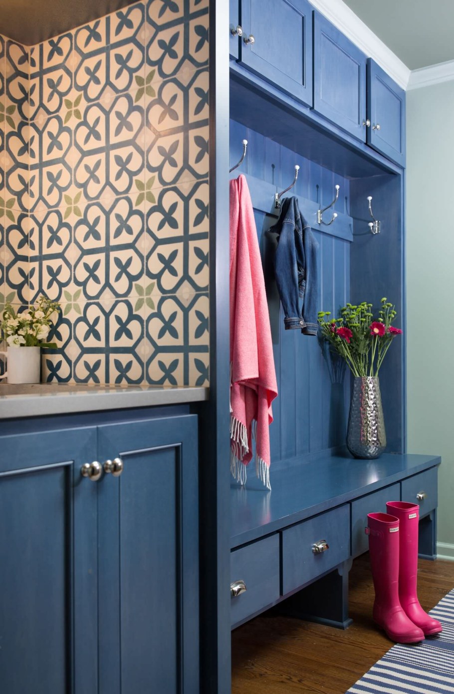 Синяя мебель в прихожей