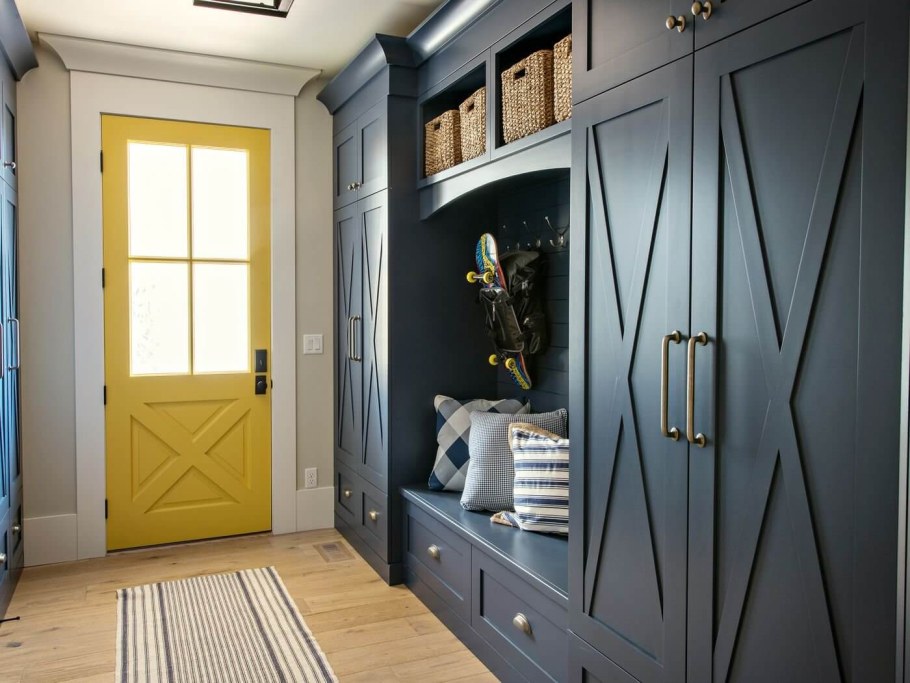 Прихожая в скандинавском стиле синяя