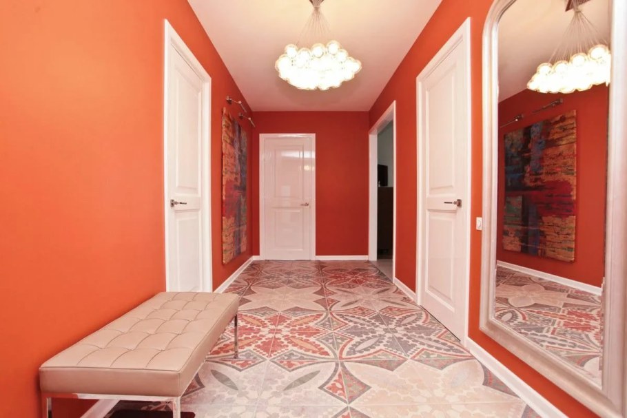 Прихожая в терракотовых тонах