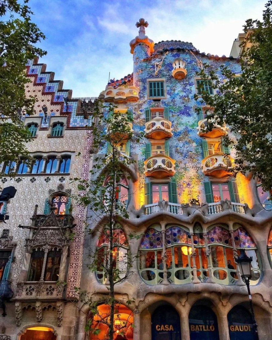 Здания Антонио Гауди в Барселоне
