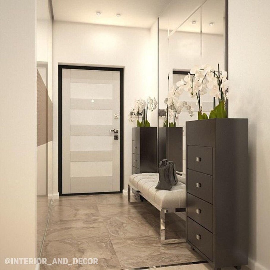 Светлая квадратная прихожая