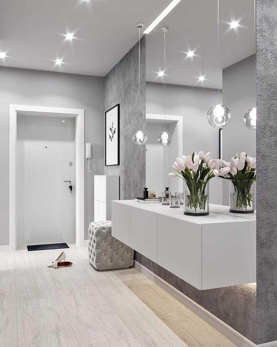 Прихожая в бело сером цвете