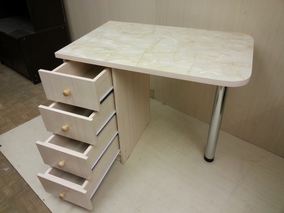 Маленький кухонный стол с ящиком