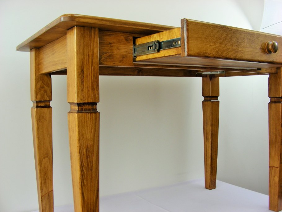 Стол из дерева с выдвижными ящиками