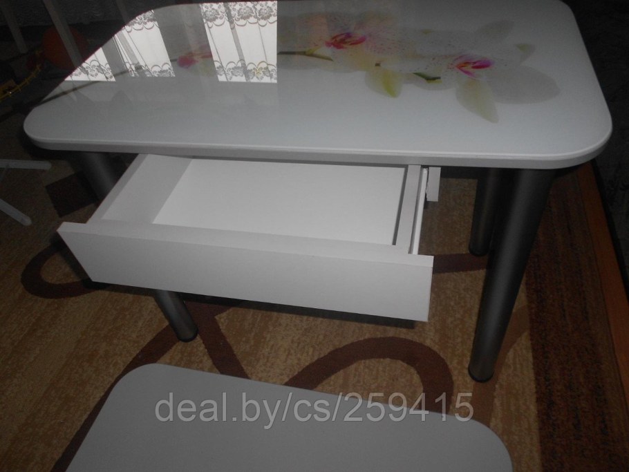 Обеденный стол с выдвижным ящиком под столешницей