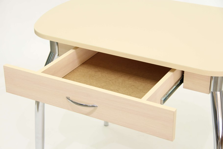 Кухонный стол с выдвижным ящиком