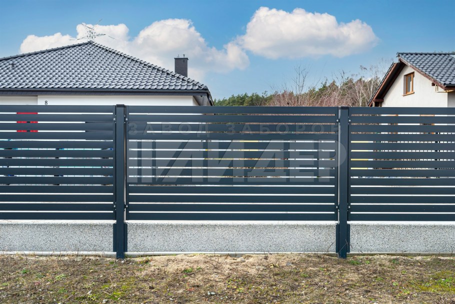 Забор из евроштакетника горизонтальн