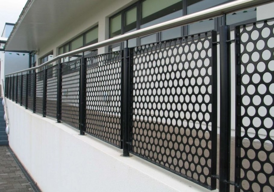 ЦПВС снизу забора