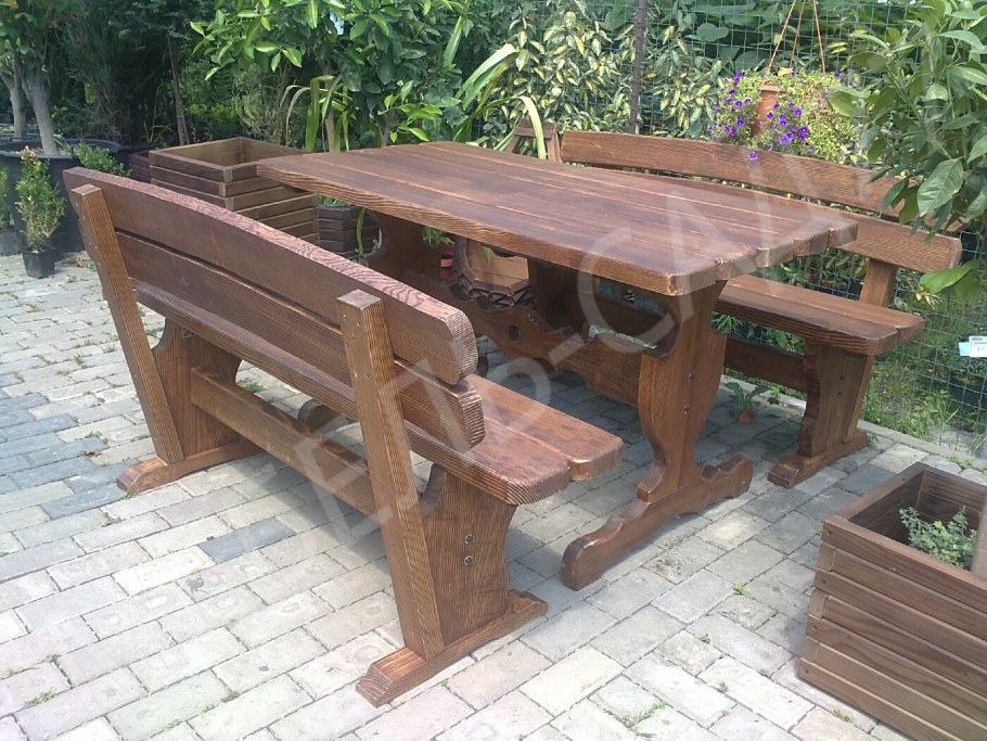 Деревянный стол в беседку