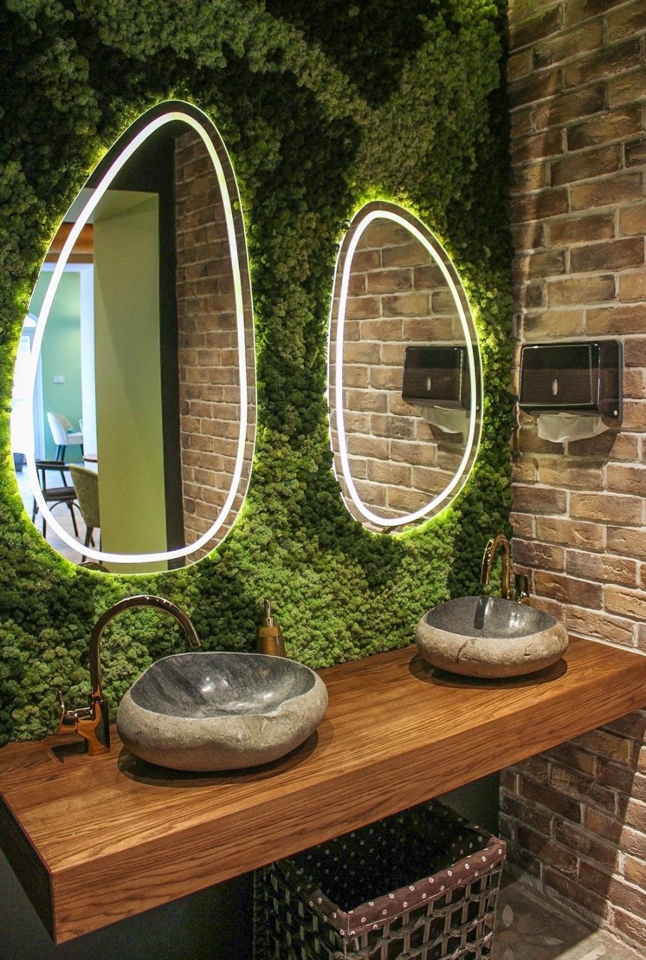 Стабилизированный мох в интерьере ванной