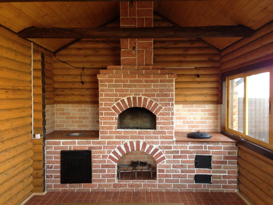 Барбекю из кирпича на веранде