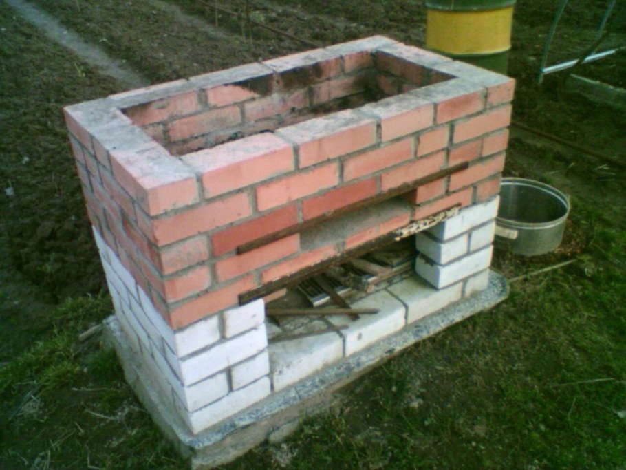 Простой мангал из кирпича