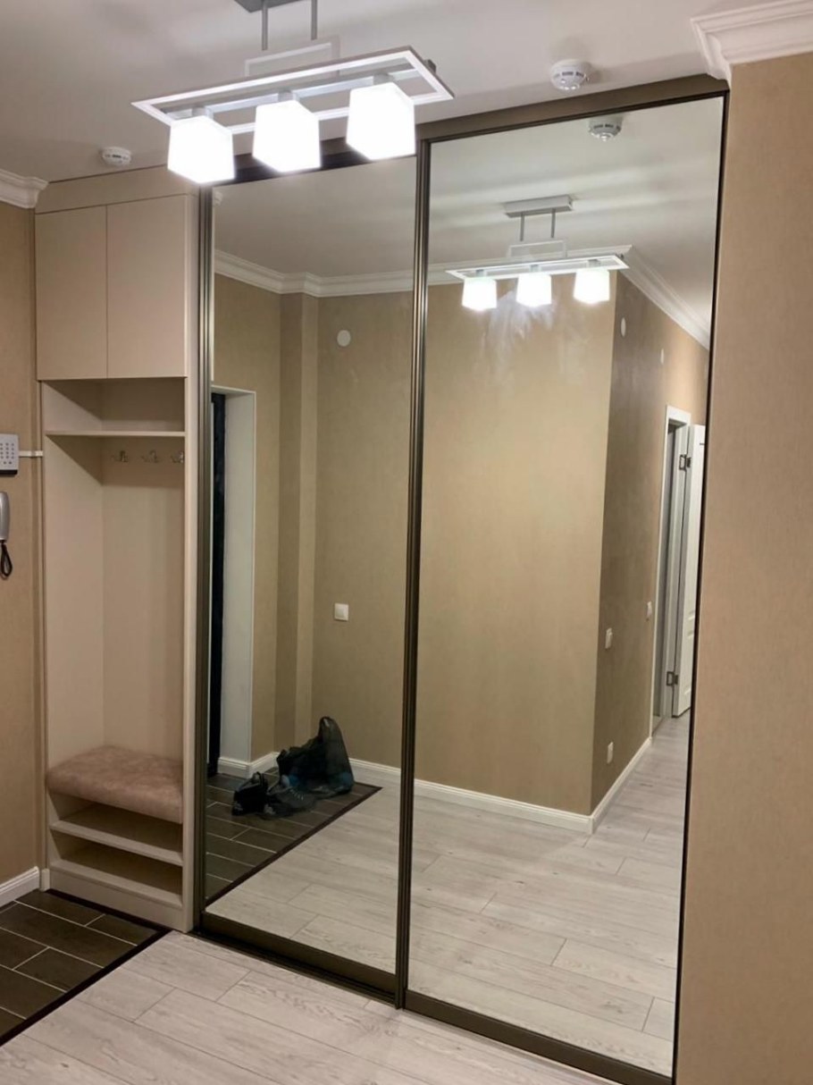 Зеркальный шкаф купе в прихожую