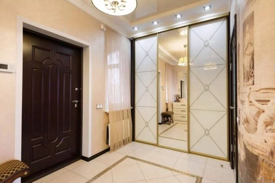 Шкаф-купе в прихожую с зеркалом