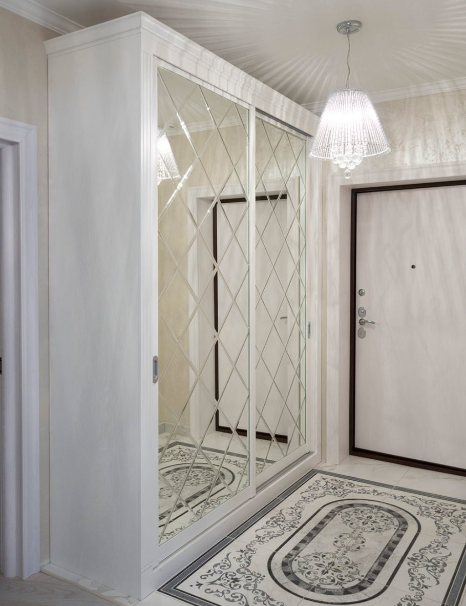 Белый зеркальный шкаф купе в прихожую