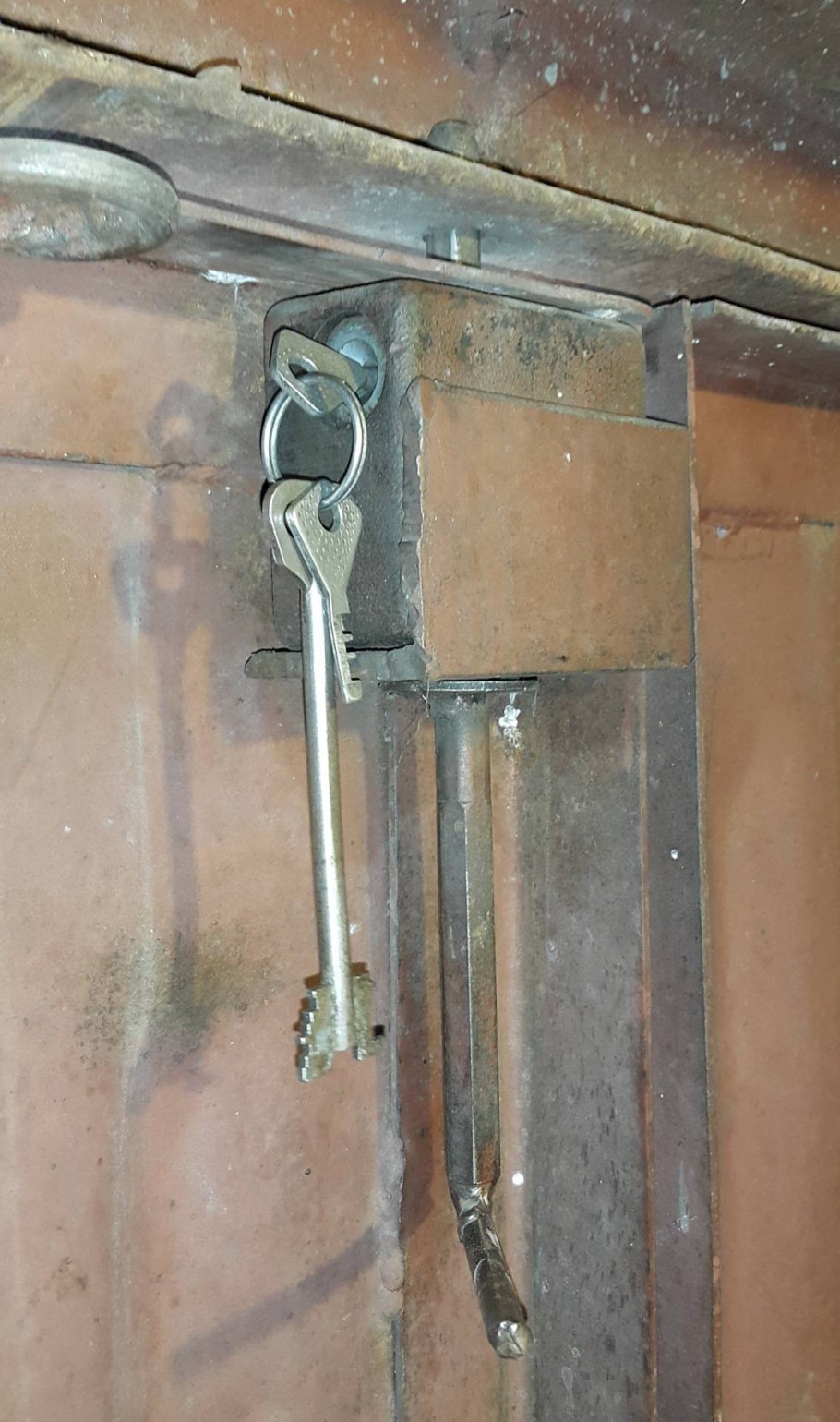 Ригельная задвижка для распашных ворот