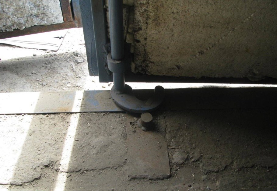 Эксцентриковый запор для ворот