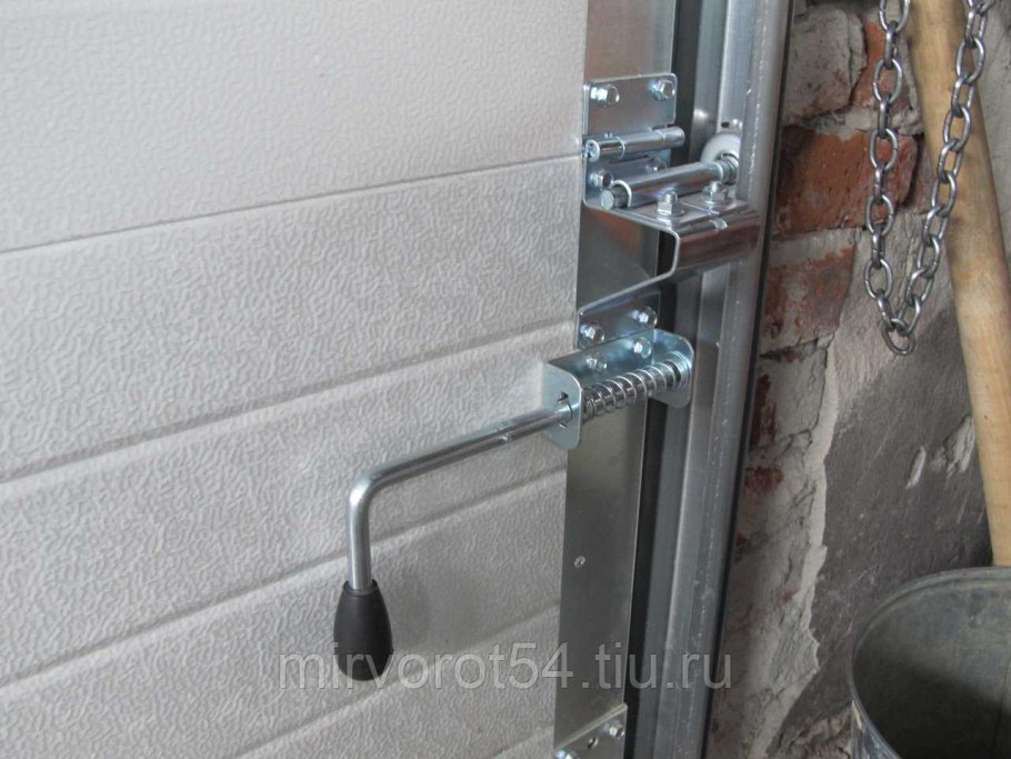 Задвижка на секционные ворота Дорхан