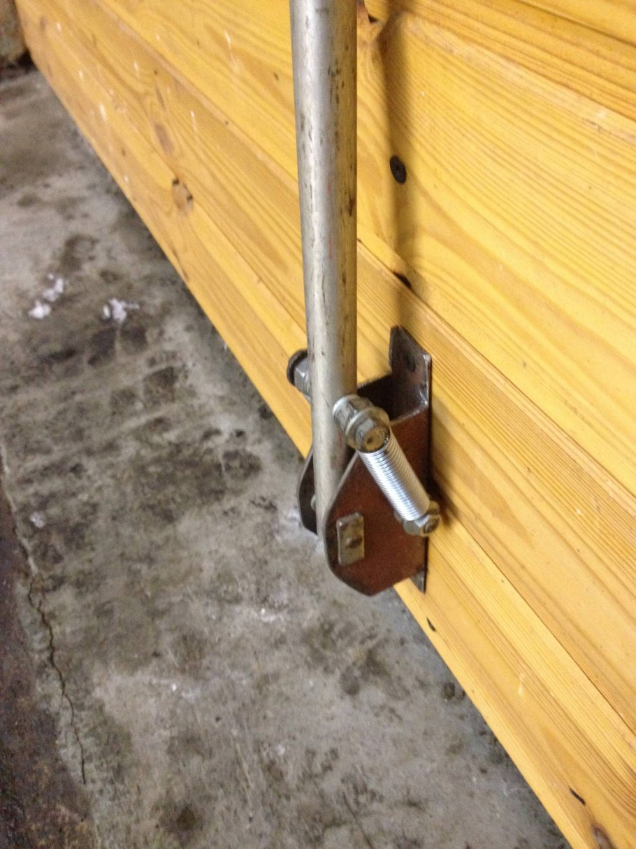 Запоры для ворот гаража