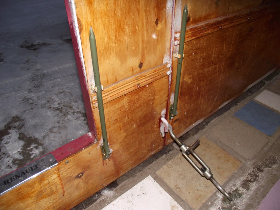 Прижимной запор для двери