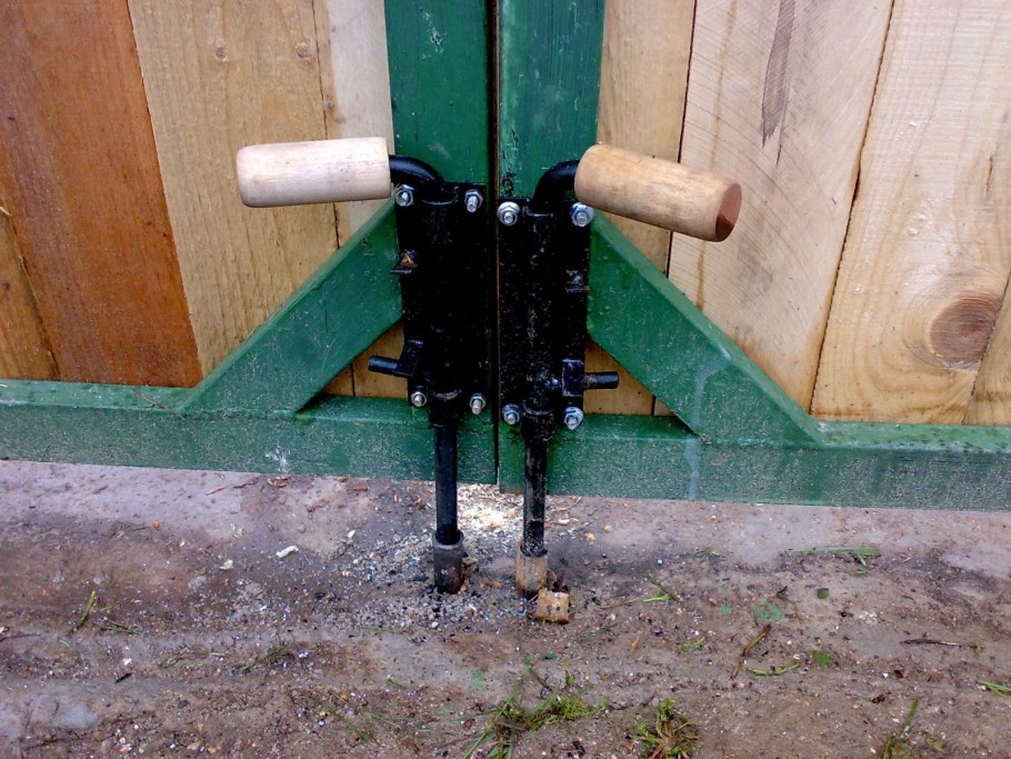 Фиксаторы упора снизу распашных ворот