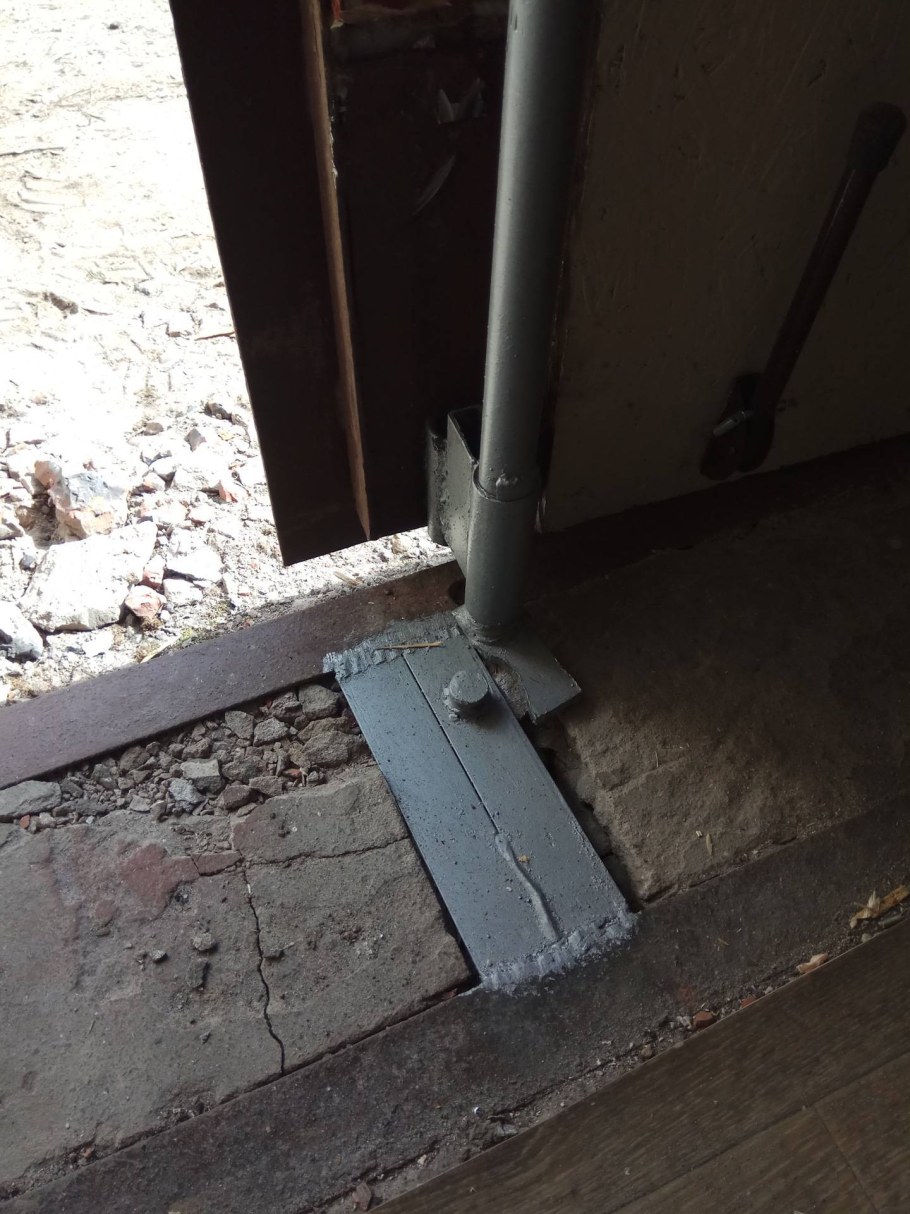 Запор на гаражные ворота