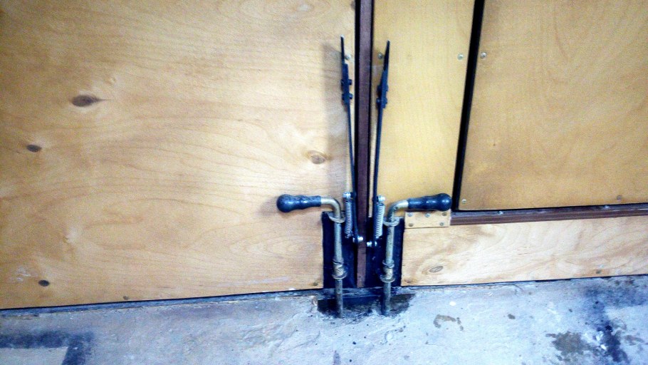 Упор для ворот гаража