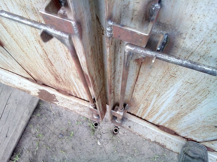 Задвижка для гаражных ворот