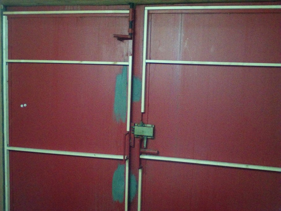 Засов на гаражные ворота