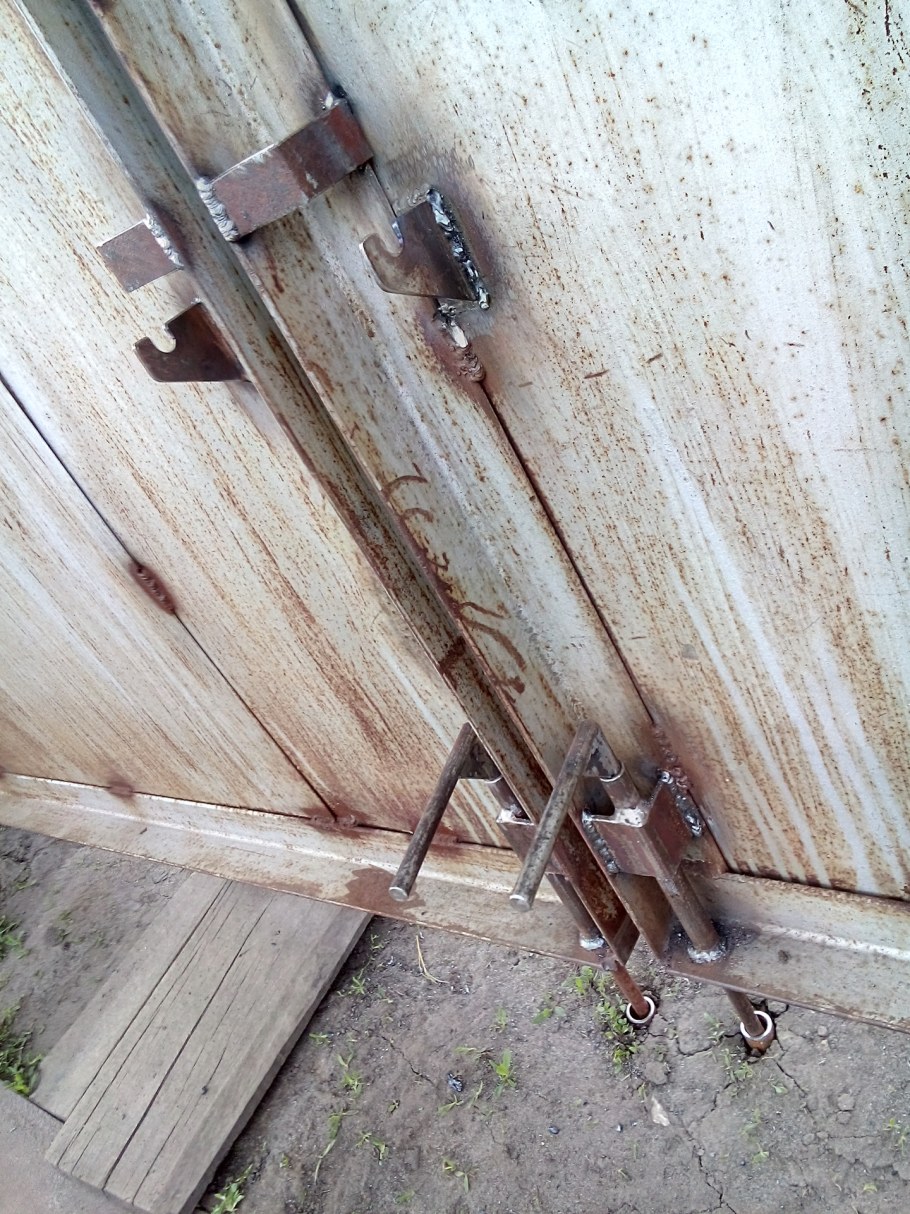 Запорный механизм для гаражных ворот