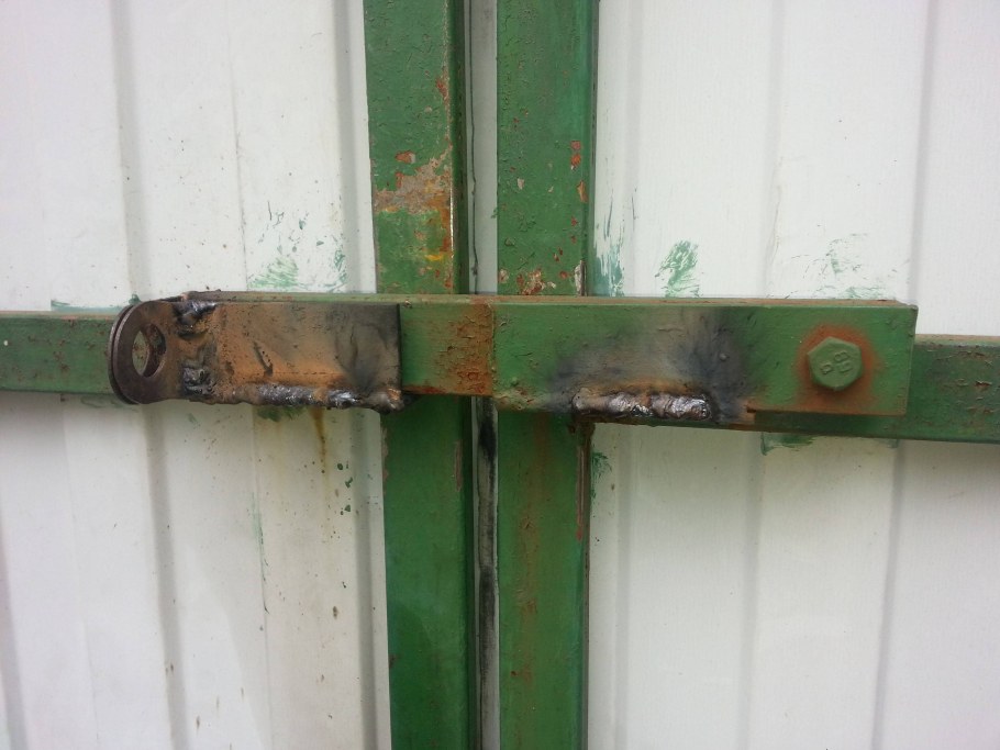 Засов для трубы ворот 40х20