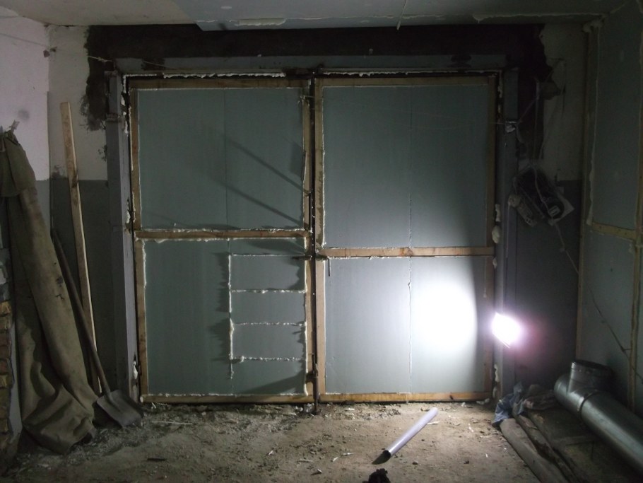 Эксцентриковый запор для гаражных ворот