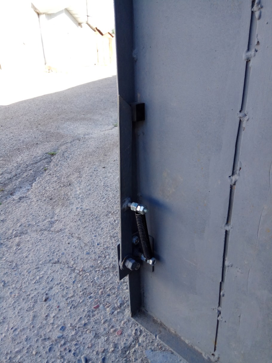 Эксцентриковый запор для ворот