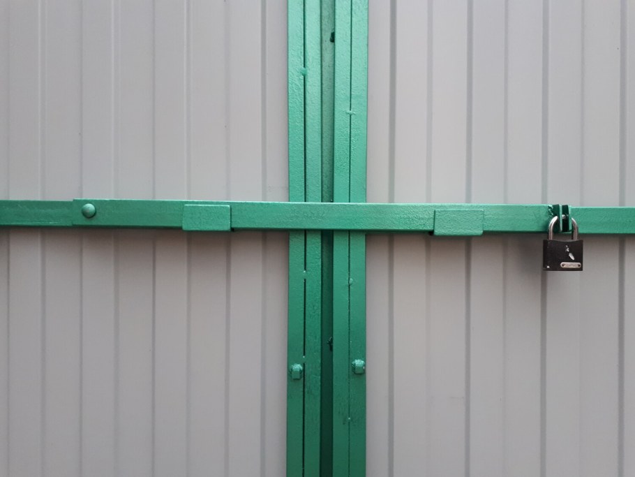 Засов для трубы ворот 40х20