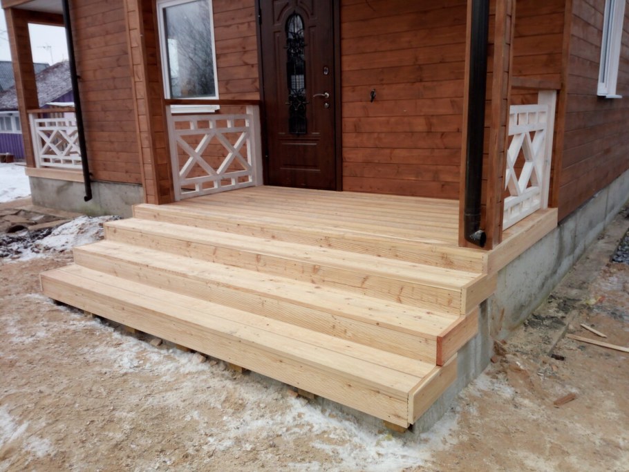 Ступеньки к деревянному дому