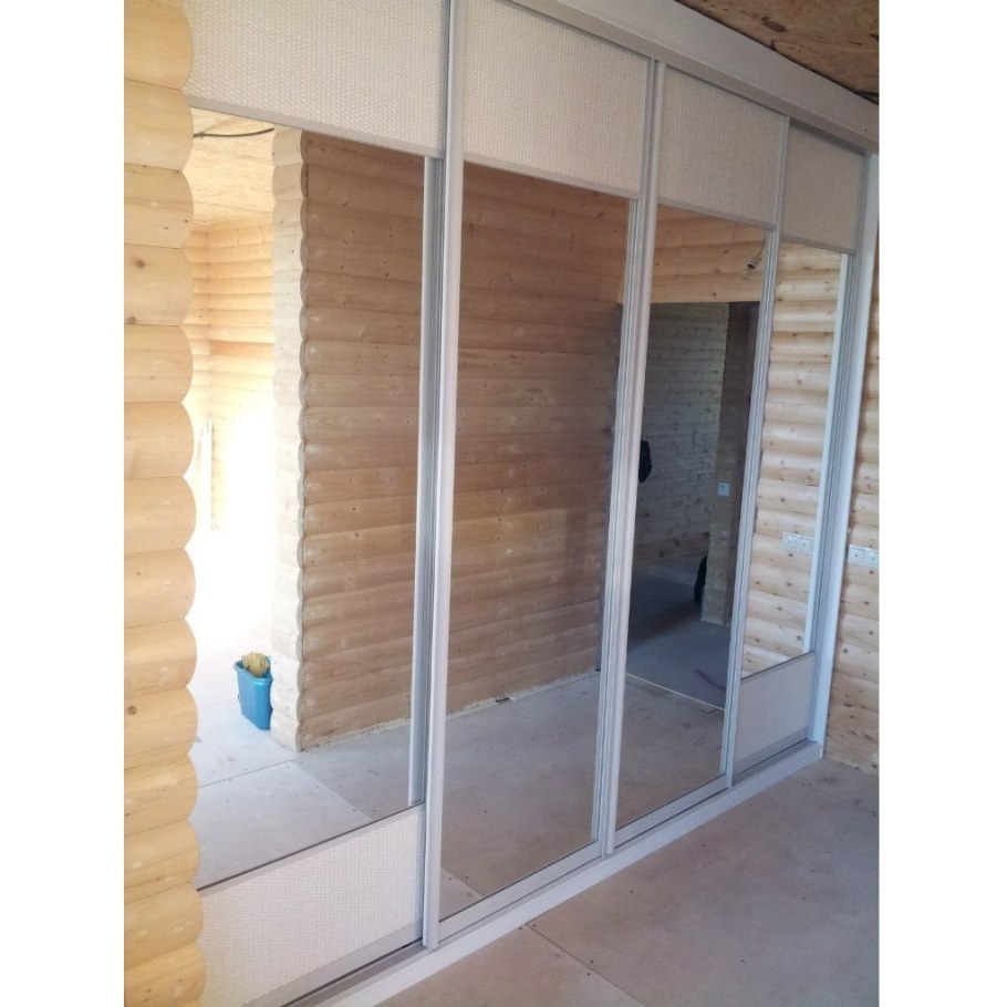 Шкаф купе в деревянном доме