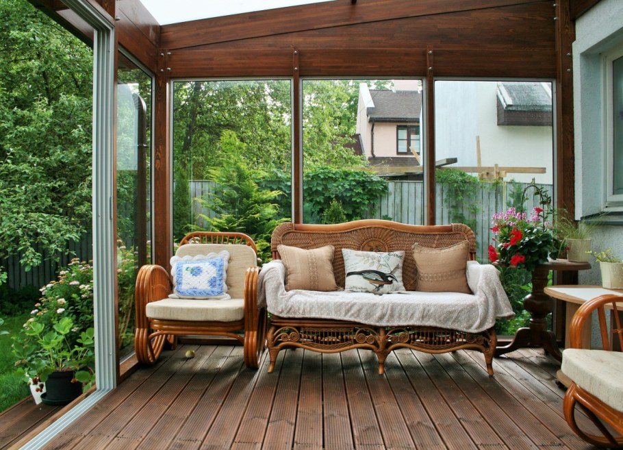 Уютная терраса из деревянной решетки